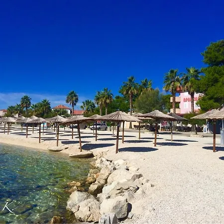 Villa Island **** Vir