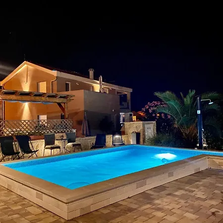 Villa Island **** *