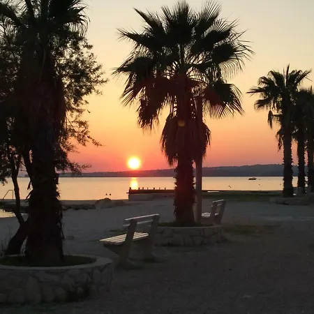 Villa Island **** *