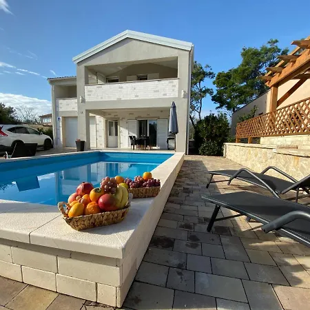 Villa Island **** *